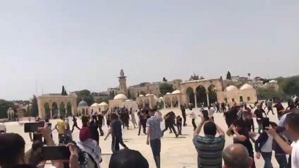 شاهد.. تجدد الاشتباكات في المسجد الأقصى
