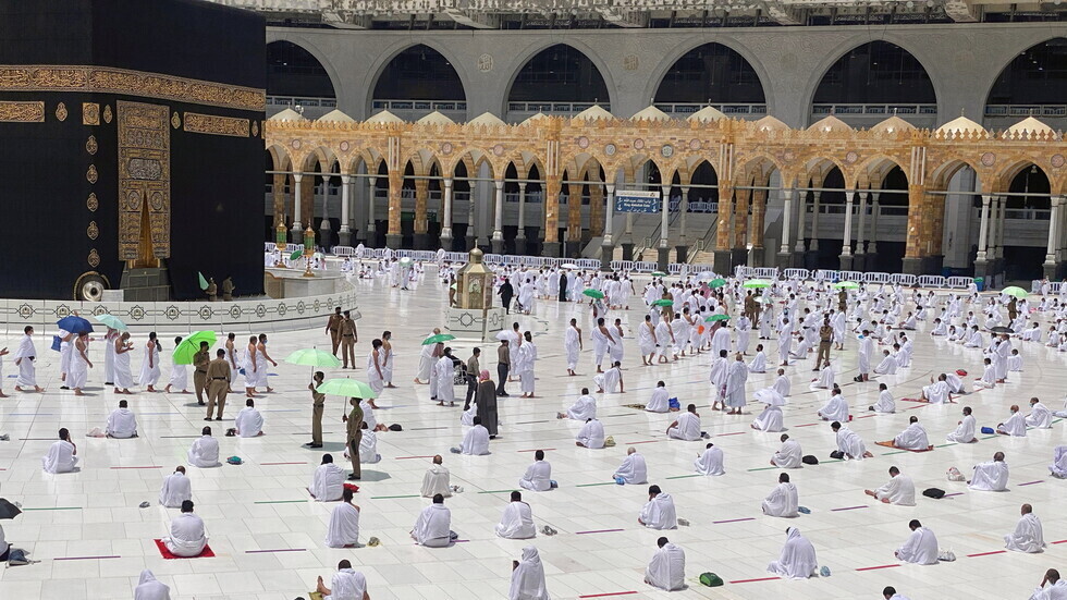 السعودية.. الأمن يلقي القبض على شخص حاول اعتلاء منبر الحرم المكي