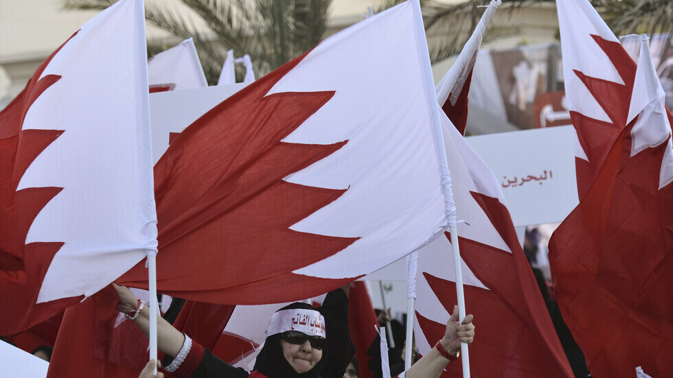 البحرين تعلق دخول القادمين من الدول المدرجة على القائمة الحمراء