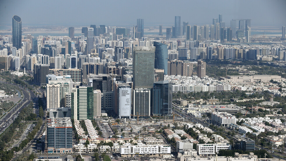 وكالة "فيتش" تخفض تصنيف "الإمارات ريت"