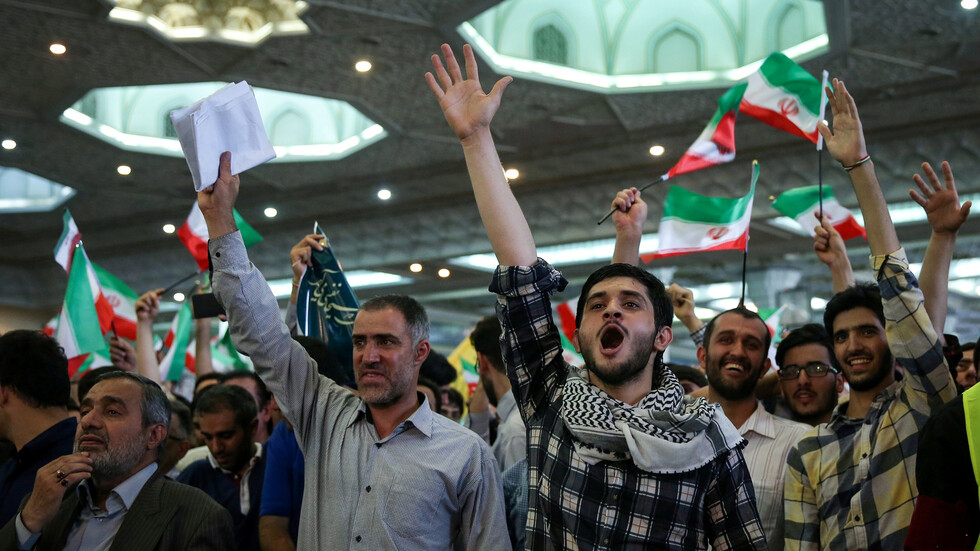 إيران.. شقيق لاريجاني يكشف عن دور لأجهزة الاستخبارات في قرارات مجلس صيانة الدستور