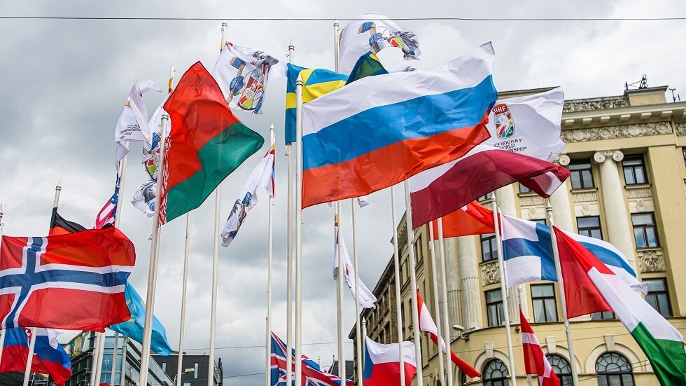 احتجاج قرب خارجية لاتفيا على تدنيس علم بيلاروس الرسمي في ريغا