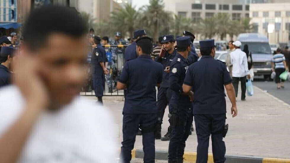 الكويت.. مشاجرة عنيفة بين شاب ومسن بأحد شوارع العاصمة (فيديو)