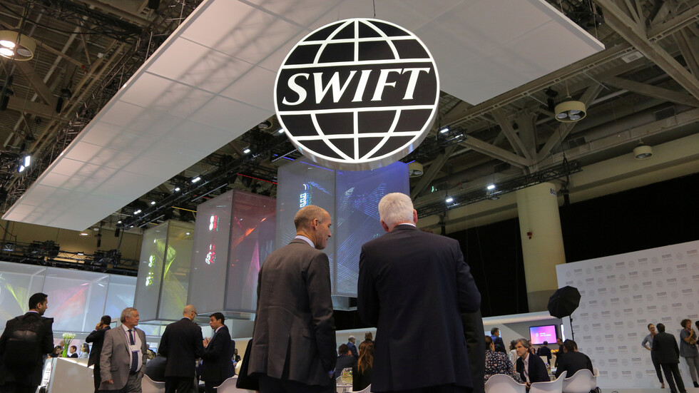 روسيا تستعد لاحتمال فصلها عن نظام "SWIFT" الدولي المالي