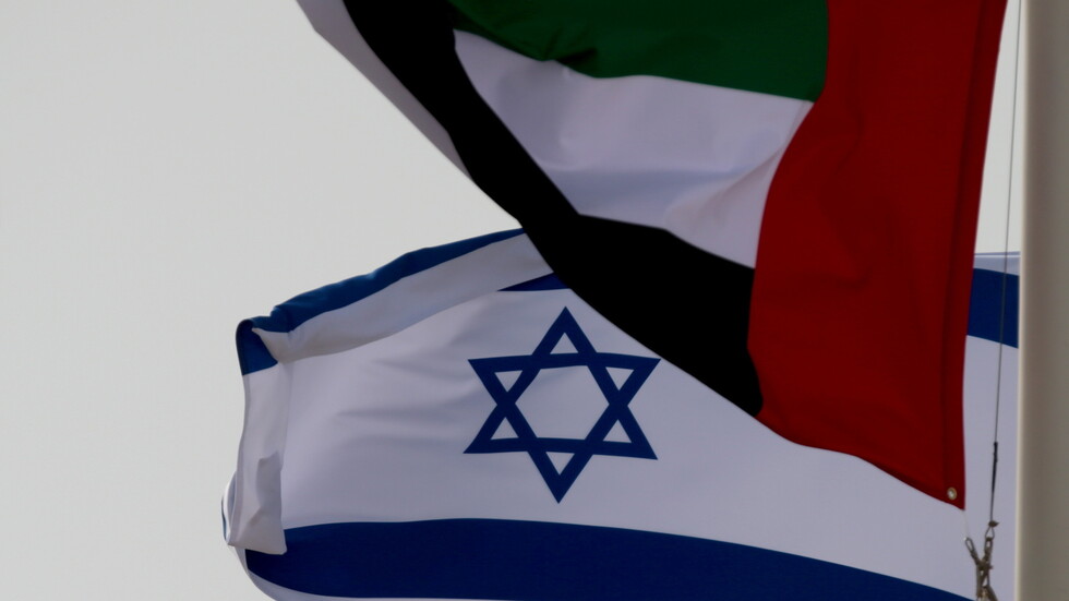 بالفيديو..السفير الإماراتي لدى تل أبيب يثير جدلا بتصريحاته أثناء زيارته الحاخام الأكبر وطلبه بركته