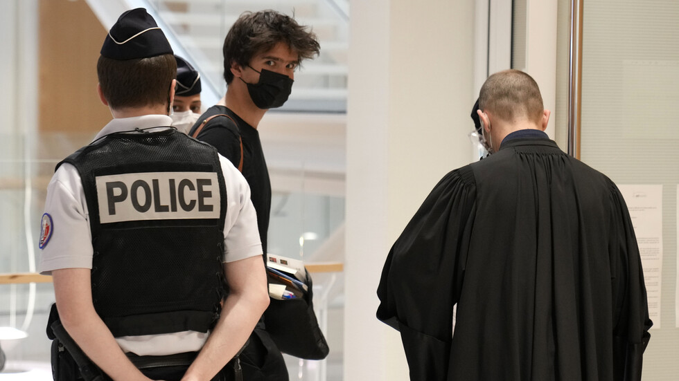 باريس: محاكمة 13 شخصا بتهمة التنمر وتهديد مراهقة انتقدت الإسلام