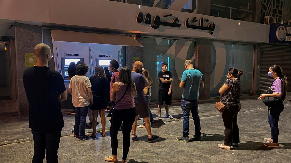 مصرف لبنان يلزم المصارف بتسديد 400 دولار نقدا للمودعين