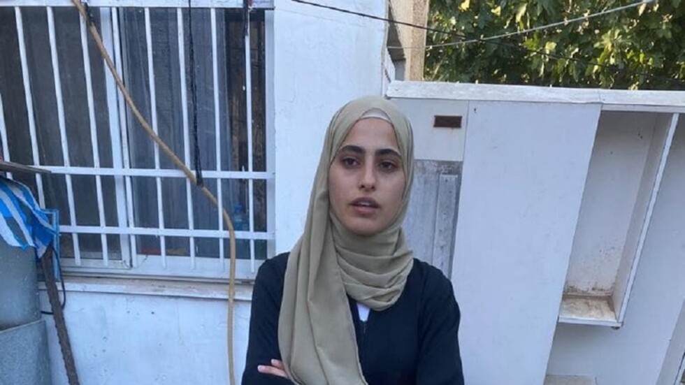 إطلاق سراح الناشطة الفلسطينية منى الكرد واستمرار التحقيق مع شقيقها (فيديو)