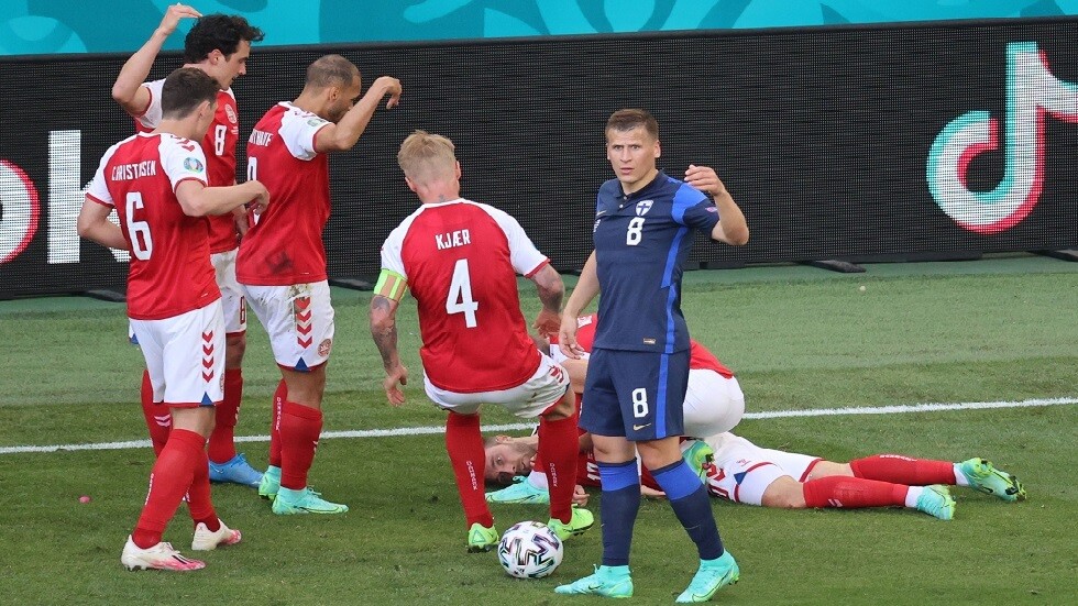 كيف ساهم قائد منتخب الدنمارك في إنقاذ زميله إريكسن من الموت؟ (فيديو)