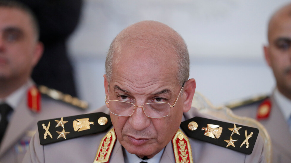 وزير الدفاع المصري يلتقي رئيس هيئة الأركان المشتركة الباكستانية في القاهرة (صور)