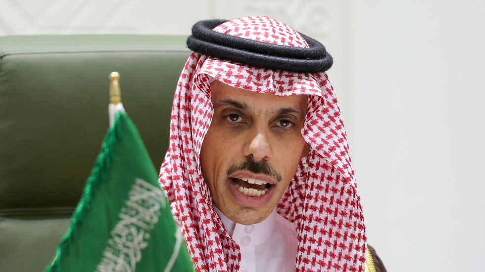 وزير الخارجية السعودي يتلقى رسالة خطية من نظيره القطري