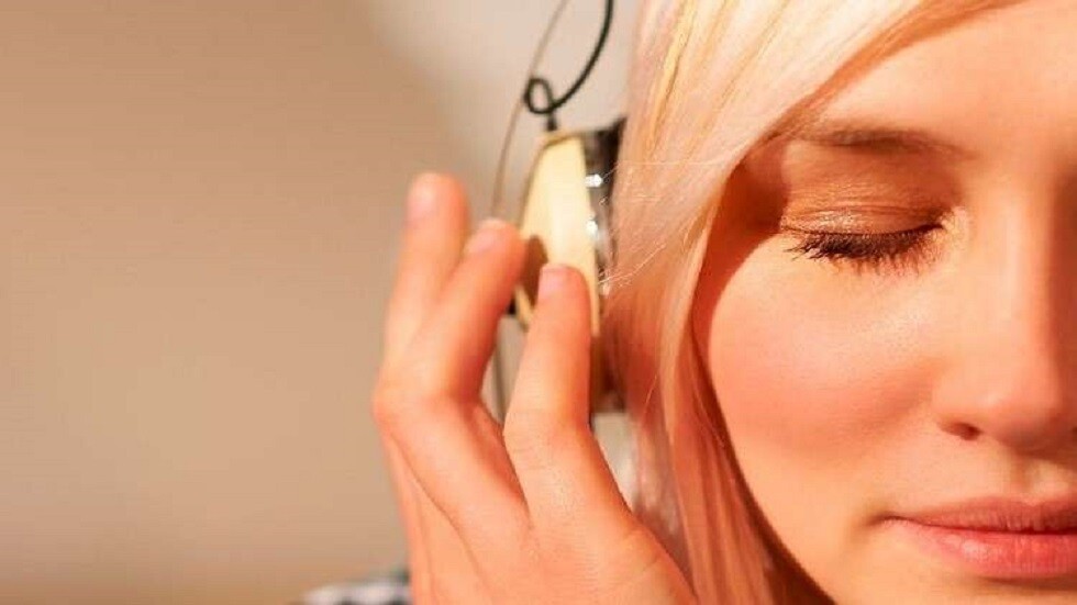 الاستمرار المزعج في تكرار أغنية محددة في رأسك يحمل فائدة هامة للدماغ
