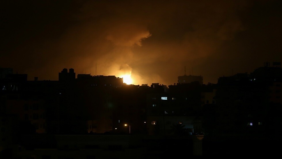 مراسل RT: غارات إسرائيلية تستهدف عدة مواقع للفصائل الفلسطينية في قطاع غزة (فيديو)