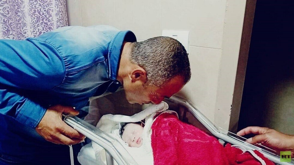 بعد 8 أيام على مقتله برصاص الجيش الإسرائيلي.. فلسطيني يرزق بمولودة
