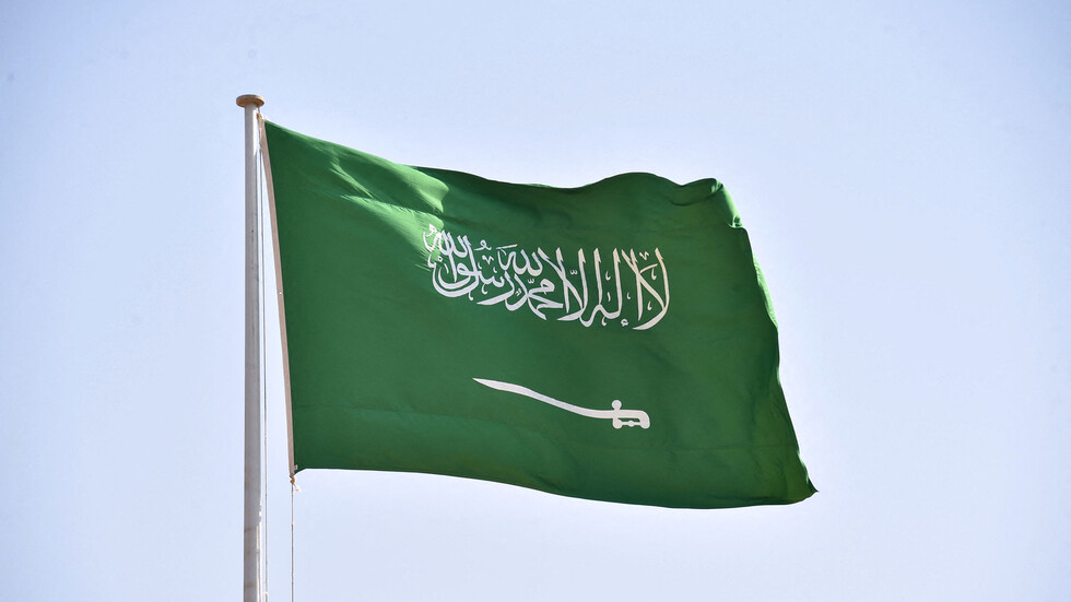 للمرة الأولى.. السعودية تدرس السماح للمنشآت التجارية بالعمل وقت الصلاة