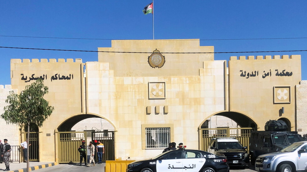 الأردن..الأمن يقود متهما في"قضية الفتنة" إلى المحكمة بثياب السجن الزرقاء
