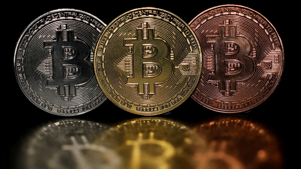 عملة "البيتكوين" تواصل تسجيل الخسائر وتقترب من كسر حاجز نفسي جديد