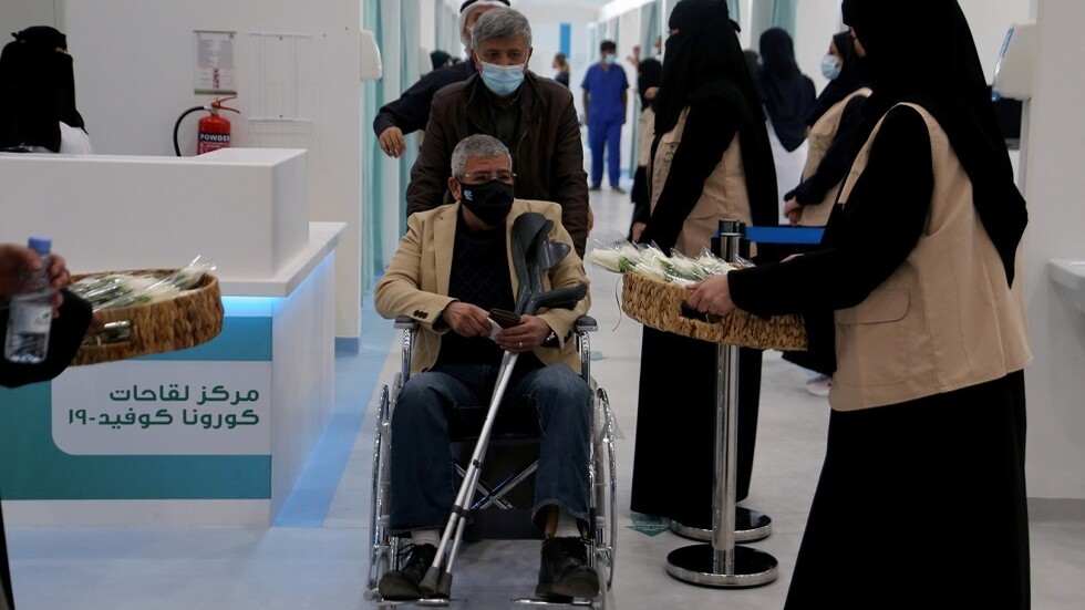 السعودية: يمكن لمن عمره 50 عاما وأكثر وأتم 42 يوما من الحصول على الجرعة الأولى أن يأخذ جرعة ثانية
