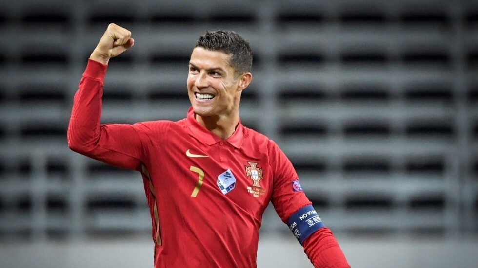 شاهد.. رونالدو يوجه تحية خاصة للإيراني علي دائي من "يورو 2020"