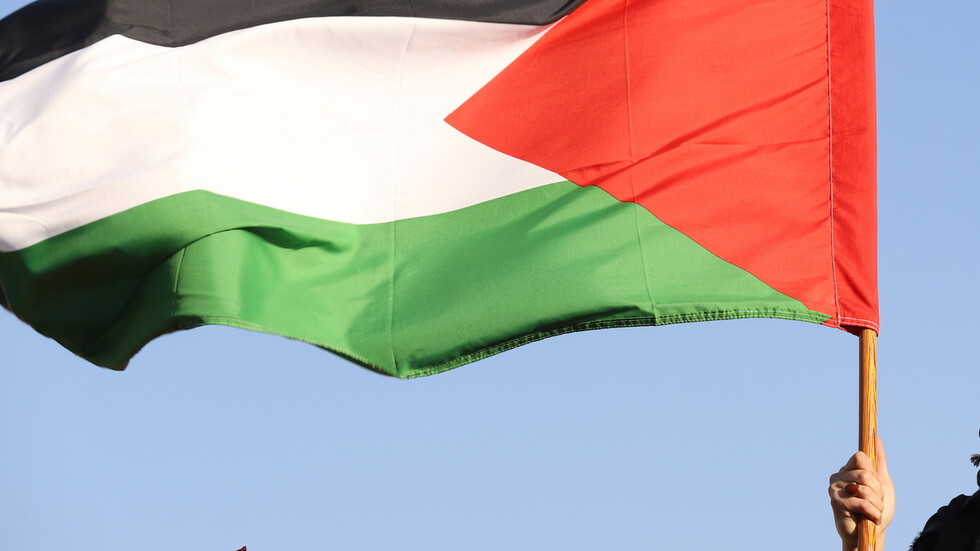 الاتحاد الأوروبي وكندا يعلقان على وفاة الناشط الفلسطيني نزار بنات