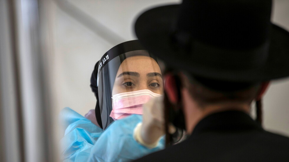 إسرائيل تعيد فرض ارتداء الكمامات في الأماكن المغلقة بدءا من اليوم