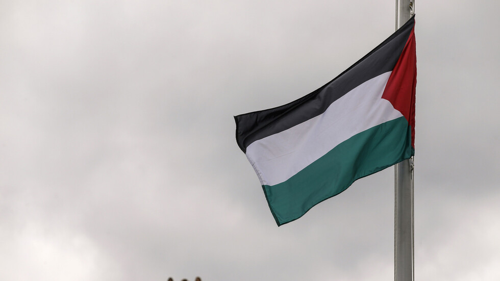 منظمة التحرير الفلسطينية تؤكد على الشفافية والمحاسبة في قضية وفاة الناشط نزار بنات