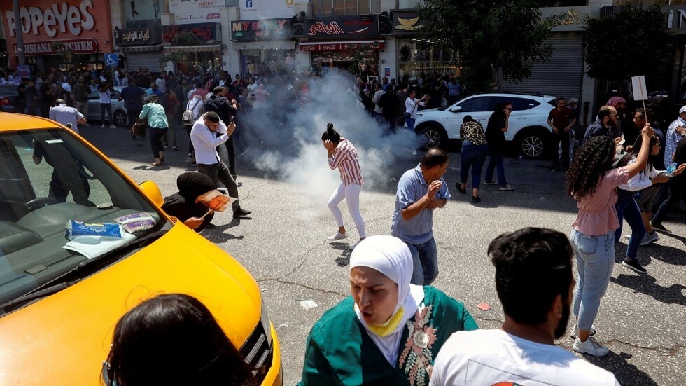 مراسلتنا: الشرطة الفلسطينية تستخدم القوة لتفريق المتظاهرين المنددين بمقتل الناشط نزار بنات