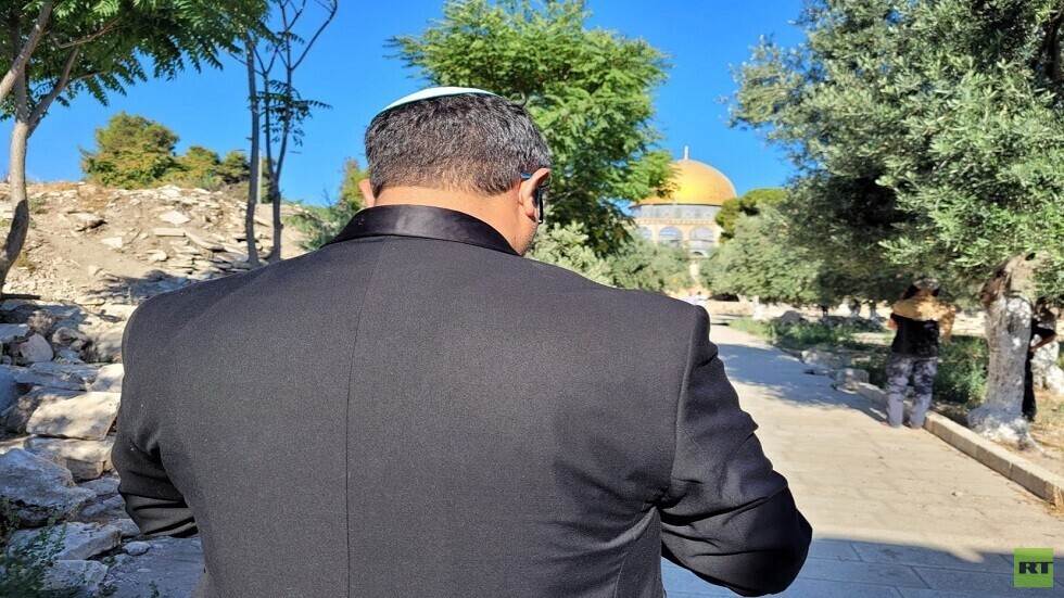 بالفيديو.. عضو متطرف بالكنيست الإسرائيلي ينفذ تهديده ويقتحم الأقصى