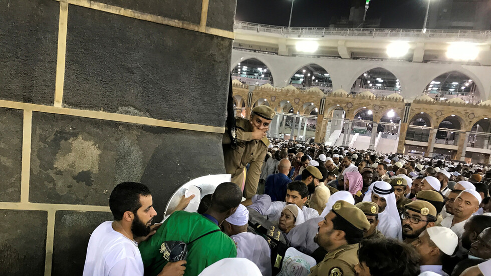 شاهد رفع الجزء السفلي من كسوة الكعبة استعدادا لموسم الحج