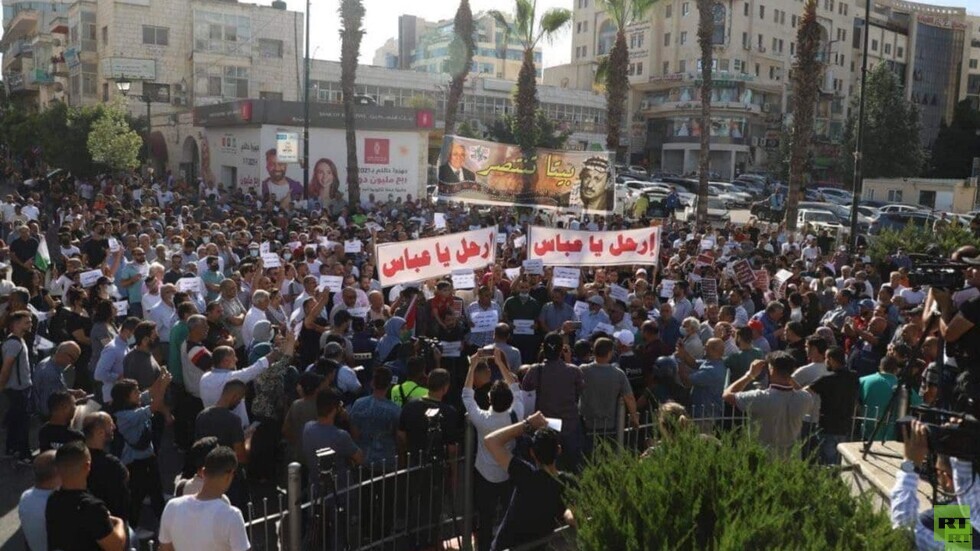 بالفيديو.. متظاهرون في رام الله ينددون بمقتل بنات ويطالبون برحيل عباس