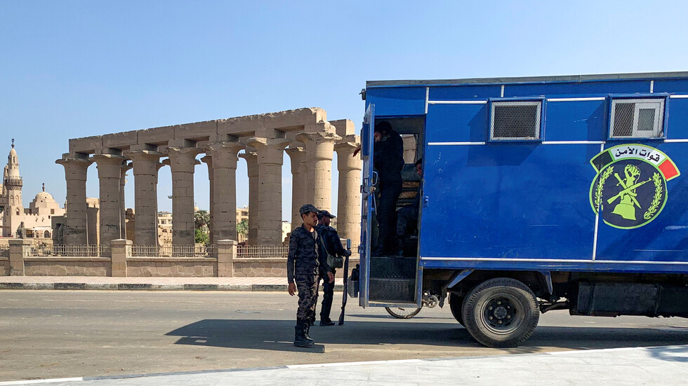 الأمن المصري يكشف حقيقة إحالة ضابط شرطة وآخرين للمحاكمة بتهمة سرقة سيارة نقل أموال