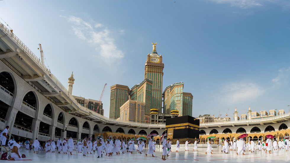 ما هي أسباب منع الطيران فوق مكة المكرمة وهل هي مركز الأرض؟ خبراء يكشفون 