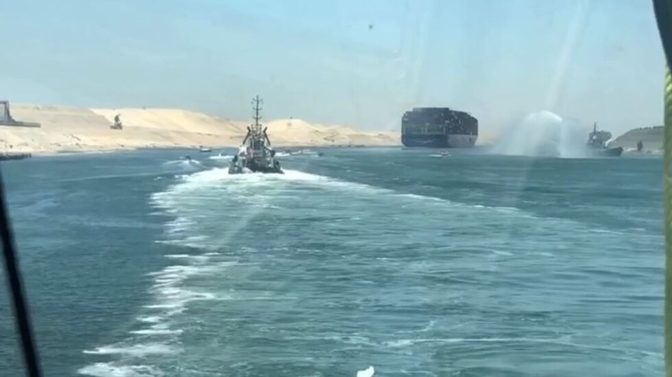 شاهد.. لحظة خروج سفينة 