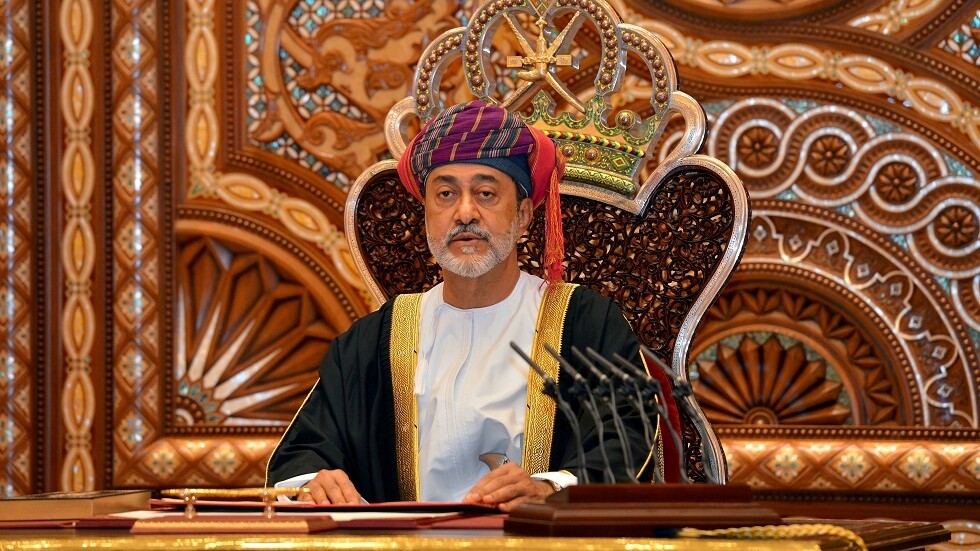 الملك سلمان والسلطان هيثم يشهدان التوقيع على إنشاء مجلس تنسيق سعودي عماني