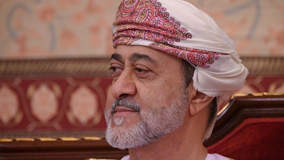 خلال زيارته مركز "نيوم للإثراء المعرفي" بالسعودية.. ماذا كتب السلطان العماني في سجل كبار الزوار؟