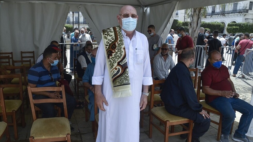 الجزائر تسجل نحو 900 إصابة و15 وفاة جديدة بكورونا
