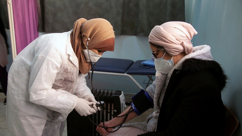 الجزائر تسجل ارتفاعا في وفيات كورونا والإصابات اليومية تتجاوز الـ900
