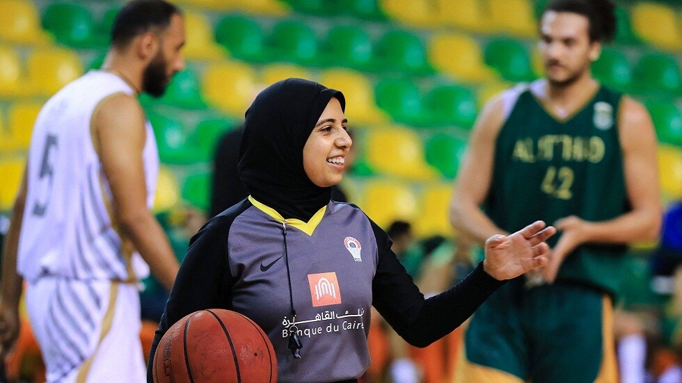 أول حكم محجبة.. سارة جمال تدخل تاريخ الأولمبياد باختيارها حكما بمسابقة كرة السلة