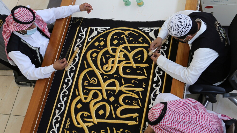 "شؤون الحرمين" تكشف كيف تقيس جودة "أغلى ثوب" يكسو الكعبة المشرفة (صور)