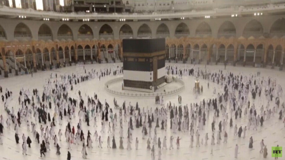 الحجاج يتوافدون إلى منى لقضاء يوم التروية