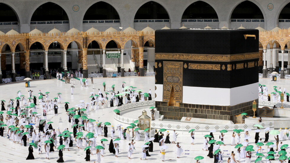 بالفيديو والصور.. الحجاج يتوافدون إلى صعيد عرفة