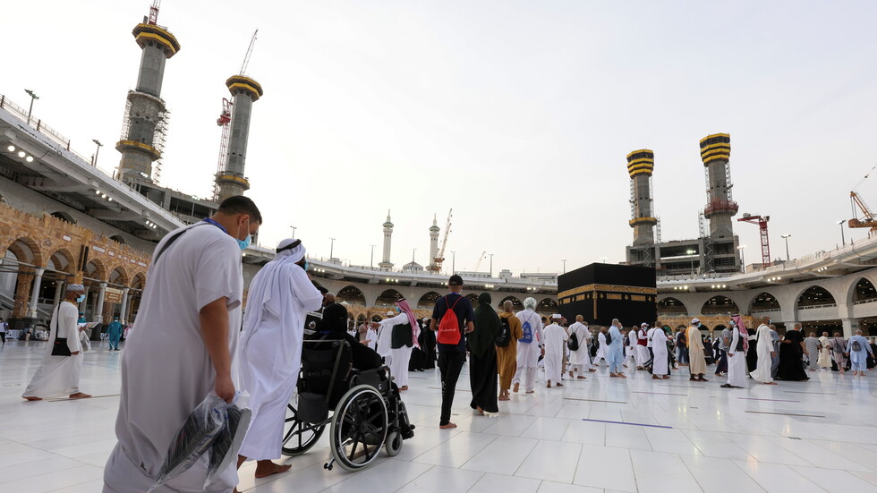 الحجاج يتوافدون إلى المسجد الحرام لأداء طواف الوداع (صور+فيديو)