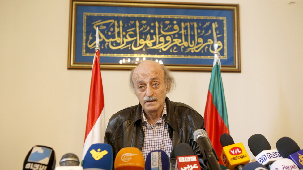 جنبلاط يعلق على أزمة الوقود في لبنان ويربطها بمافيا 
