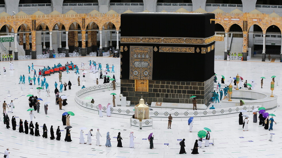 الحرم المكي يستقبل أول فوج من المعتمرين بعد انتهاء مناسك الحج هذا العام