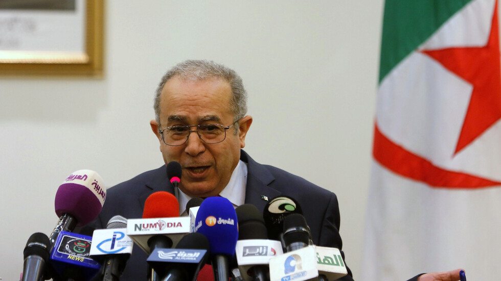 وزير الخارجية الجزائري يجري محادثات مع مسؤولين سودانيين بالخرطوم