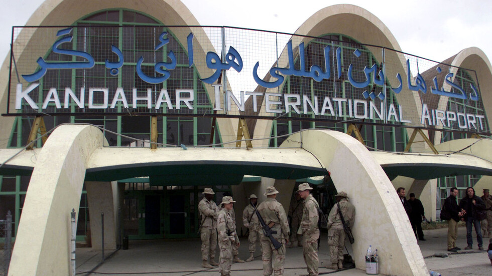 طالبان تقول إن مقاتليها شنوا هجوما بصواريخ على مطار قندهار جنوب أفغانستان
