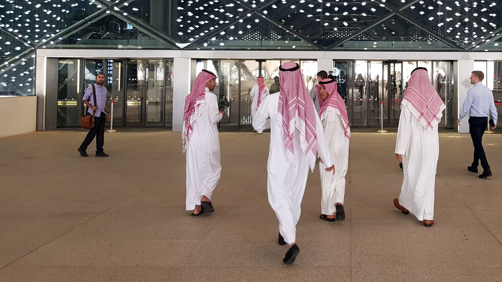 هل يشارك وفد سعودي بتنصيب رئيسي؟ الخارجية الإيرانية تجيب