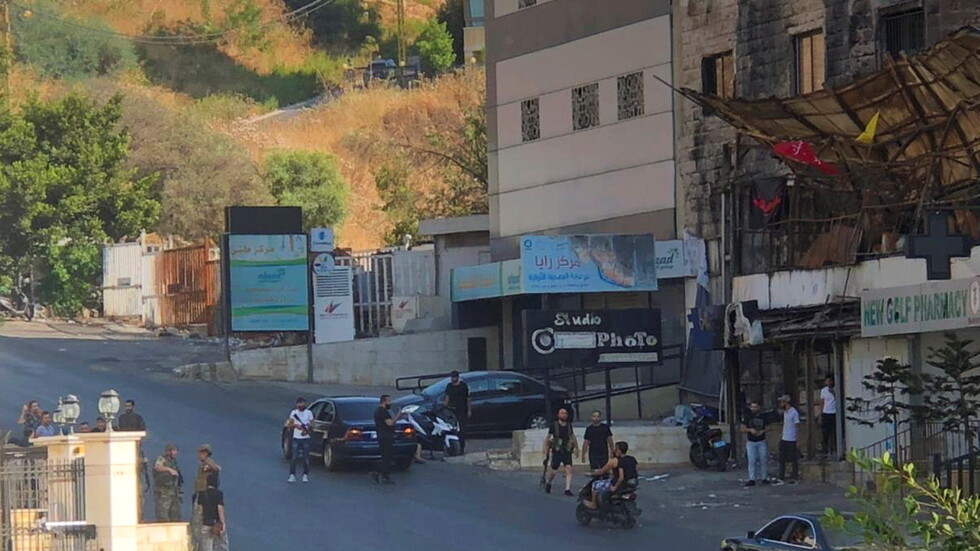 مراسلنا: قتلى باشتباكات بين "حزب الله" و"عرب خلدة" في تشييع علي شبلي الذي قتل البارحة على خلفية ثأر