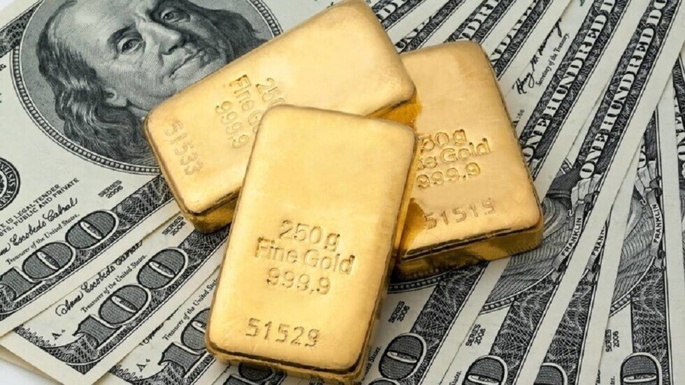 تراجع الدولار وعوائد السندات الأمريكية يدعم الذهب
