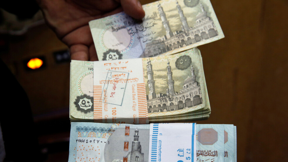 مصر.. البنك المركزي يوضح حقيقة توقف التعامل بالعملات الورقية وخصائص 